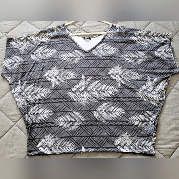 Women's Fern/Polynesian print blouse - Picture 2 of 2